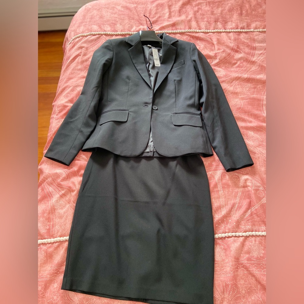 New York & Company Size 6 Skirt Suit